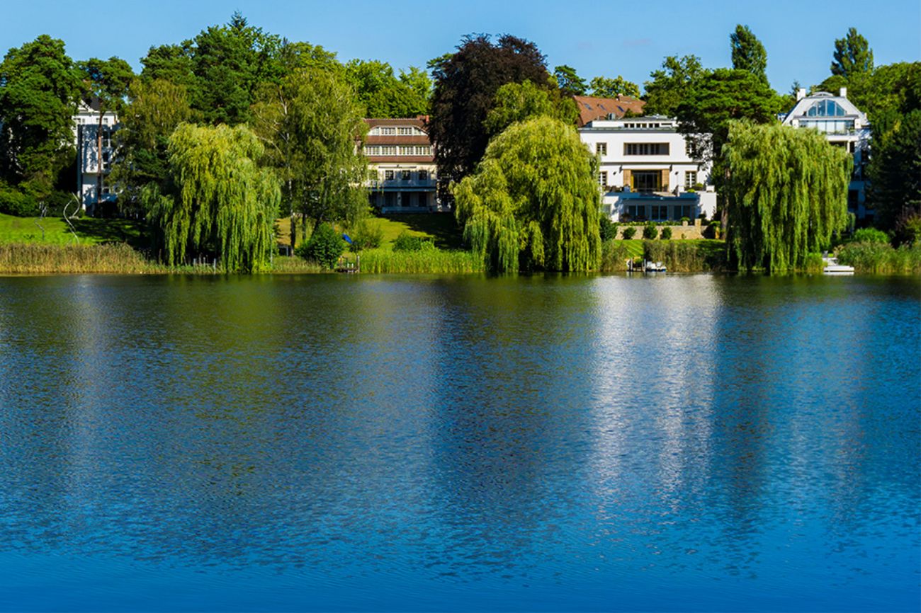 Foto: Immobilien entlang eines Flusses